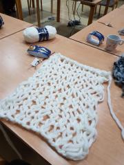 Pletenje z rokami (arm knitting)